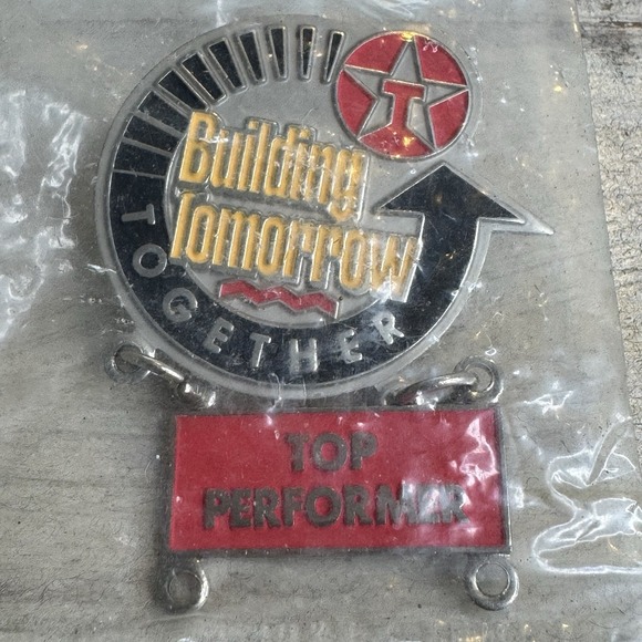 Texaco OIL COMPANY Pin - BUILDING TOMORROW TOGETHER - TOP PERFORMER PIN - Picture 1 of 2